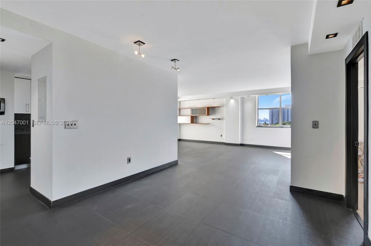 11111 Biscayne Blvd , Unit 9B(928), Miami, FL 33181 Photo