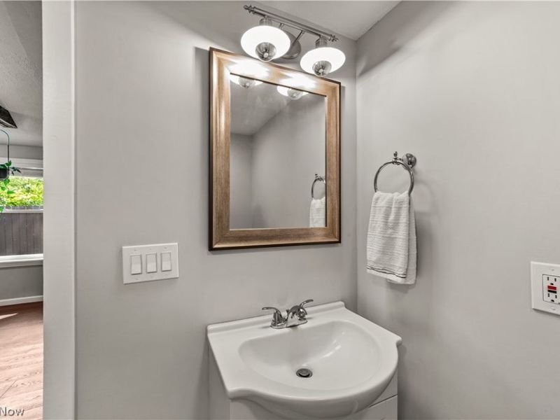 1615 Auburn Avenue, Cleveland, OH 44113 Photo 12