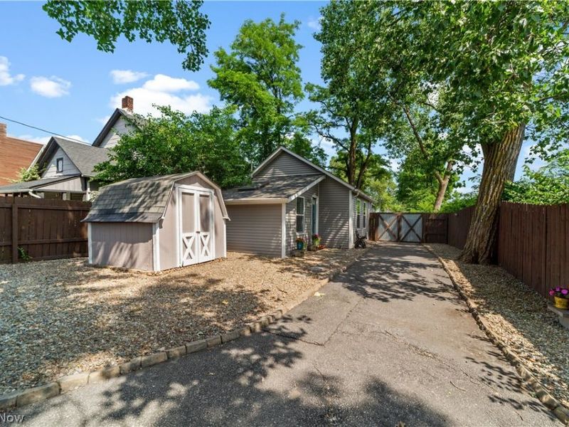 1615 Auburn Avenue, Cleveland, OH 44113 Photo 24