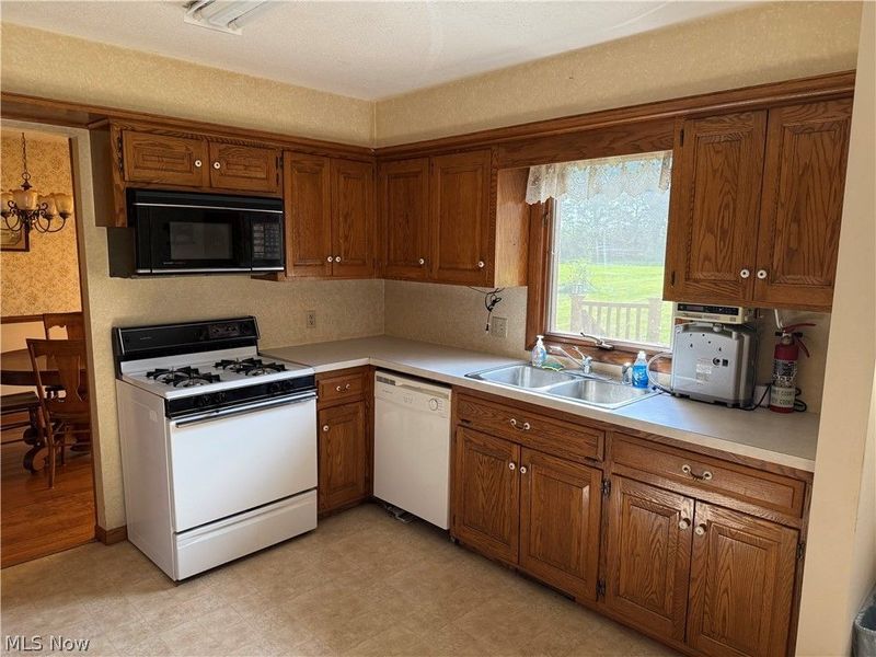 5920 Weaver Road, New Franklin, OH 44216 Photo 4
