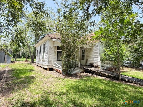 202 Vollentine Street , Yoakum, TX 77995