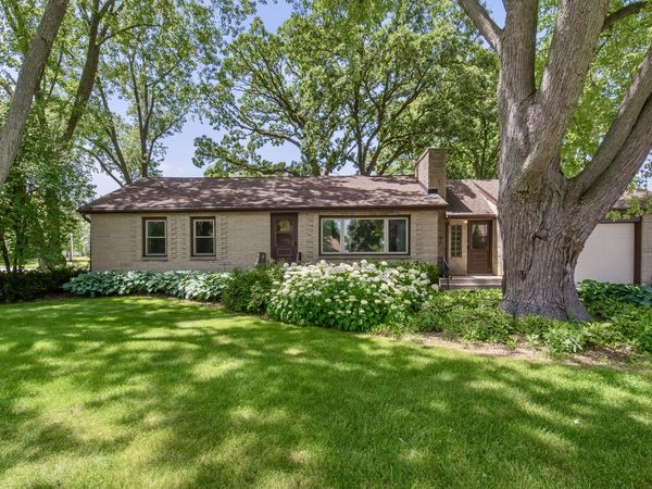 5375 S Tuckaway Dr, Greenfield, WI 53221