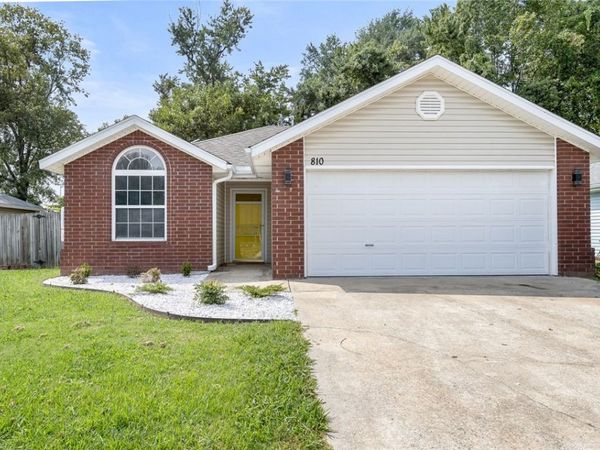 810 SE E Court , Bentonville, AR 72712