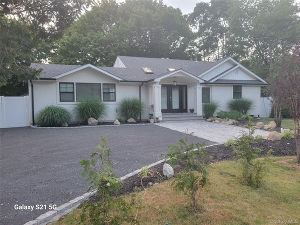 566 Locust Avenue , Oakdale, NY 11769