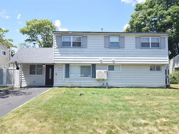 32 W Cabot Lane , Westbury, NY 11590
