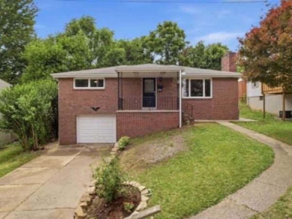 1735 Rebecca St, New Kensington, PA 15068