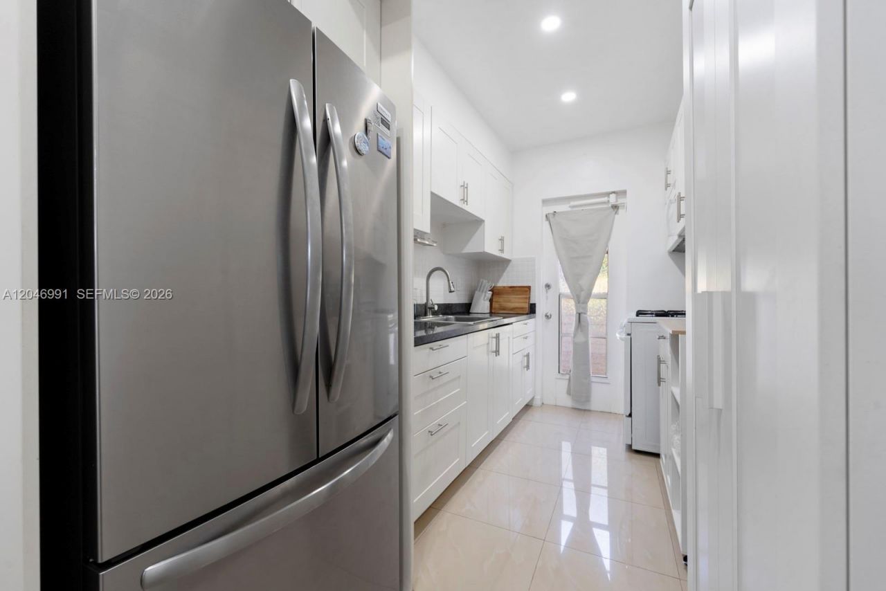 8550 Byron Ave, Unit 2H, Miami Beach, FL 33141 Photo