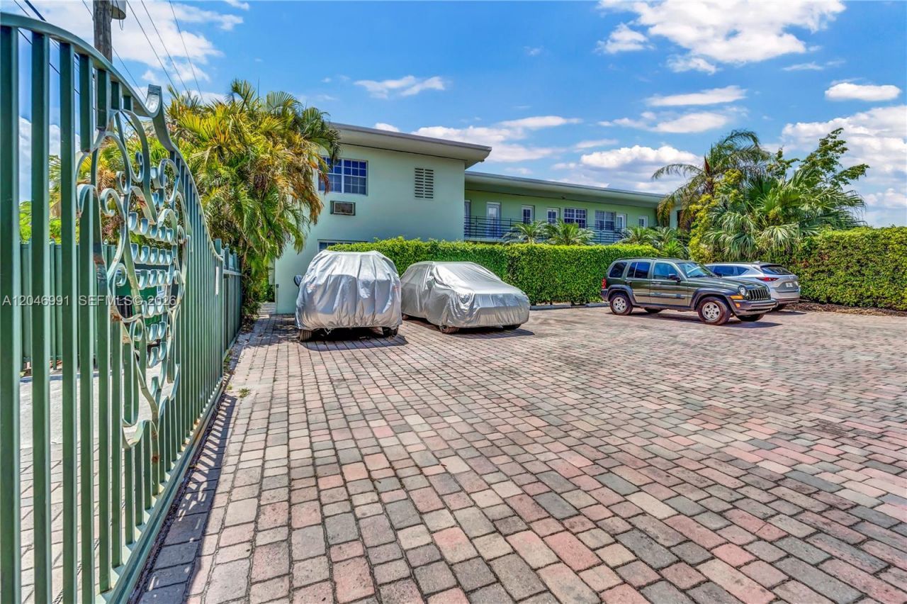 8550 Byron Ave , Unit 2H, Miami Beach, FL 33141 Photo