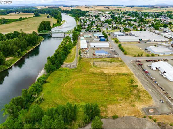 930 S 2ND ST, Harrisburg, OR 97446