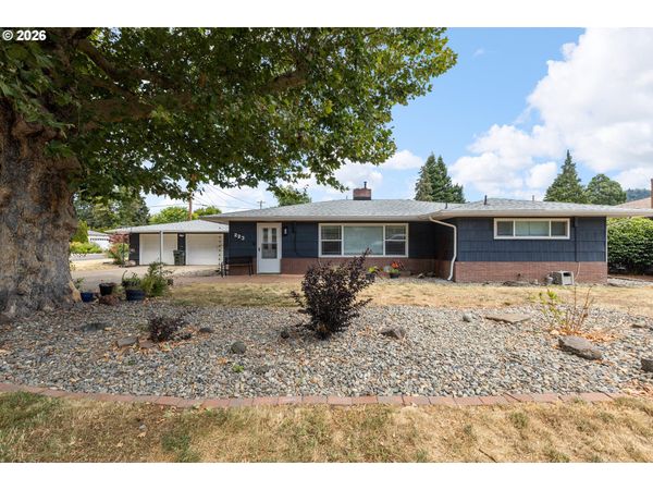 223 W HAZEL ST, Roseburg, OR 97471