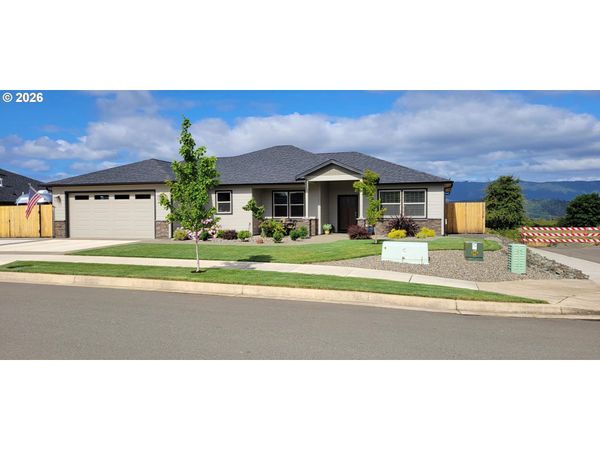 879 PEBBLE CRK ST, Sutherlin, OR 97479