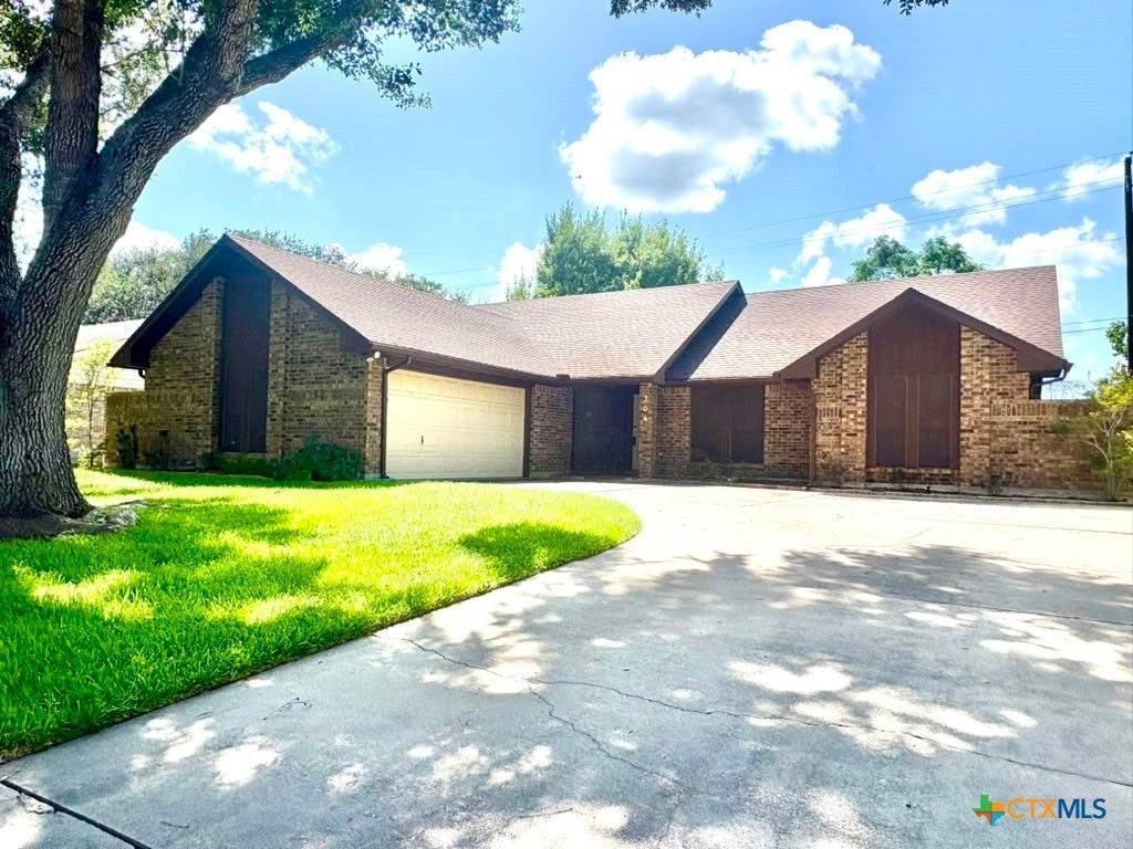 304 Windy Way Drive, Victoria, TX 77904 Main Photo