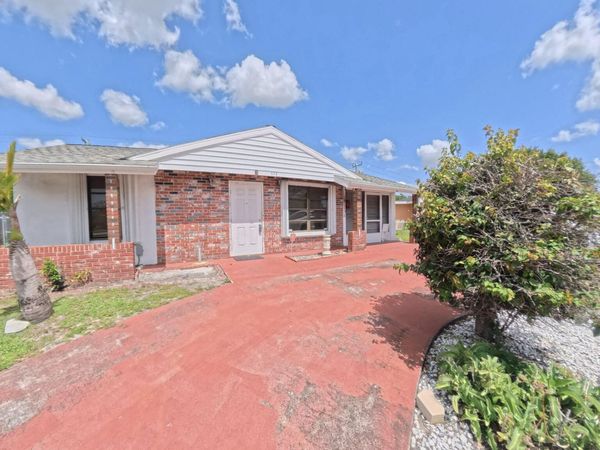 372 NW Airoso Boulevard, Port St. Lucie, FL 34983