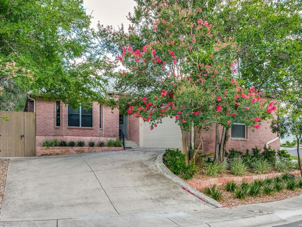 10 OAKWELL FARMS PKWY, San Antonio, TX 78218