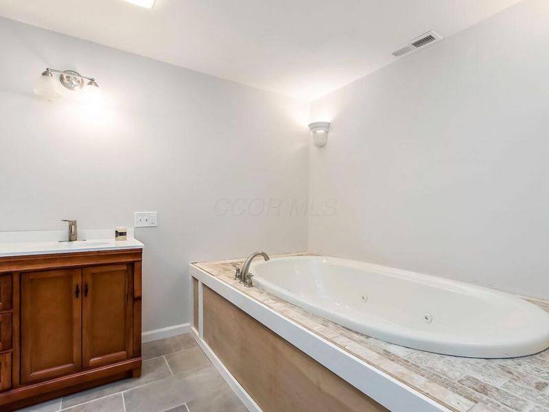 2476 Broadway, Grove City, OH 43123 Photo 23