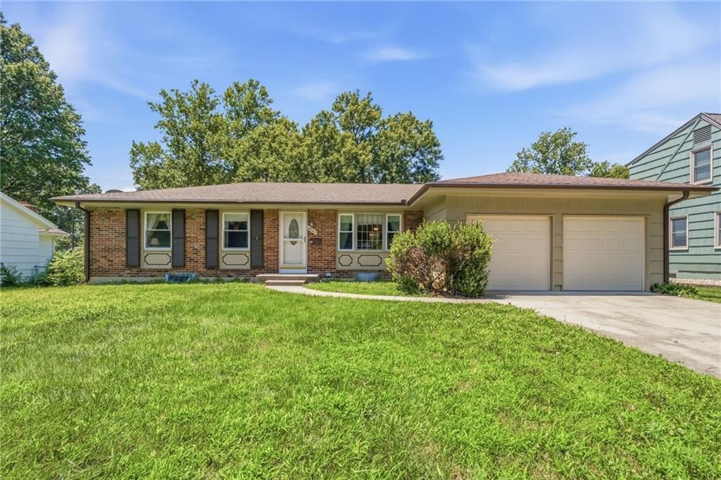 4962 NE Chouteau Drive, Kansas City, MO 64119 Main Photo