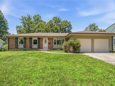 4962 NE Chouteau Drive, Kansas City, MO 64119
