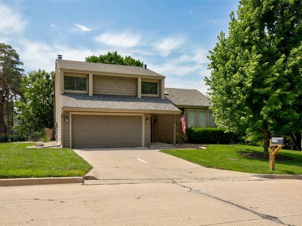 7900 Roseland Drive, Urbandale, IA 50322