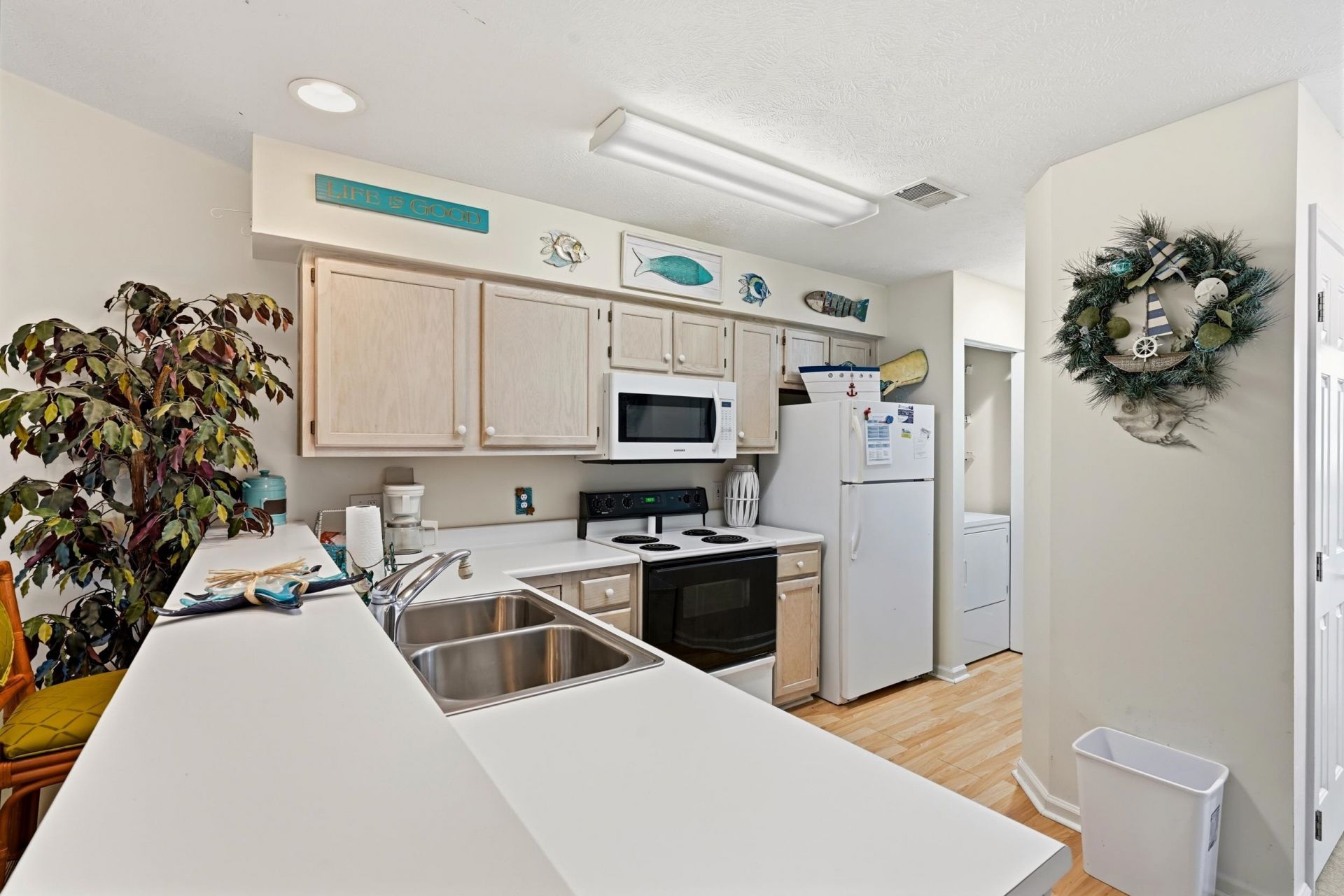 684 Tupelo Ln. Photo 4
