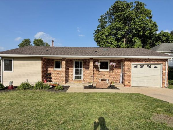 303 S Davis Street , Anamosa, IA 52205