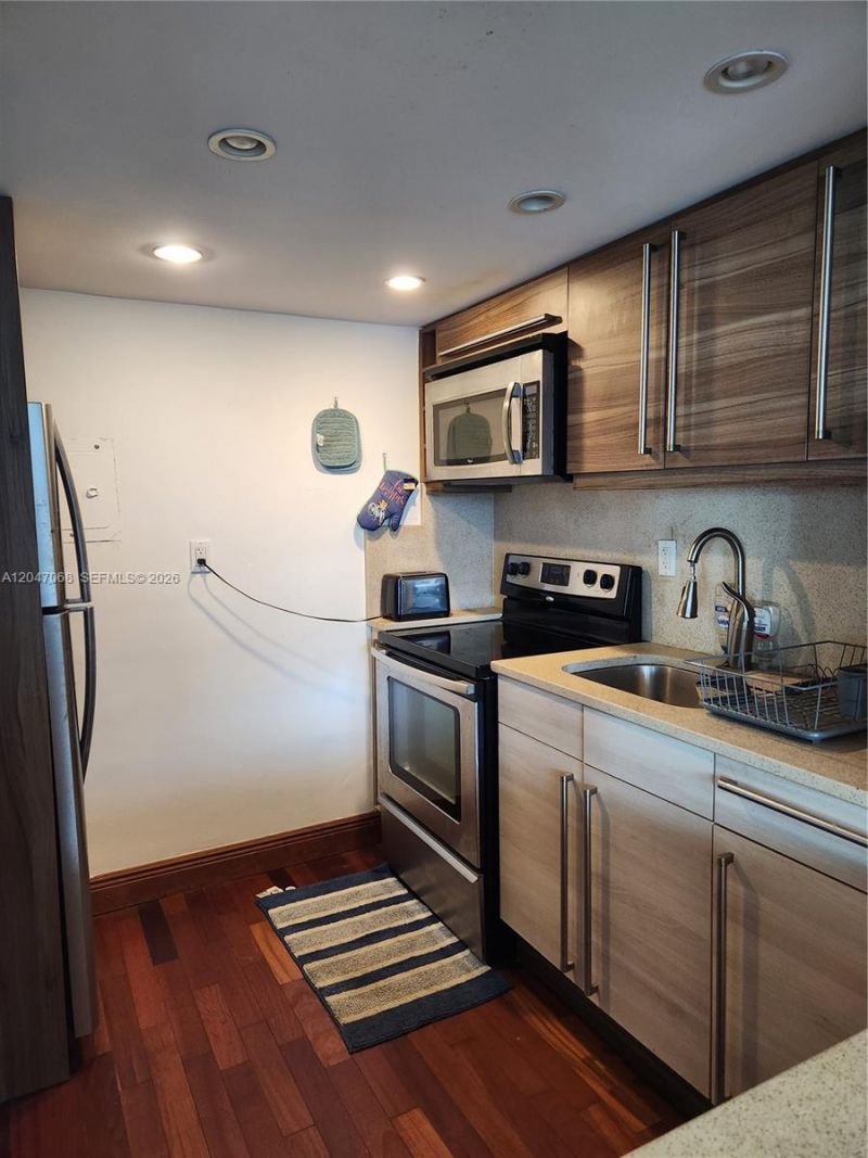 5401 Collins Ave, Unit 1110, Miami Beach, FL 33140 Photo