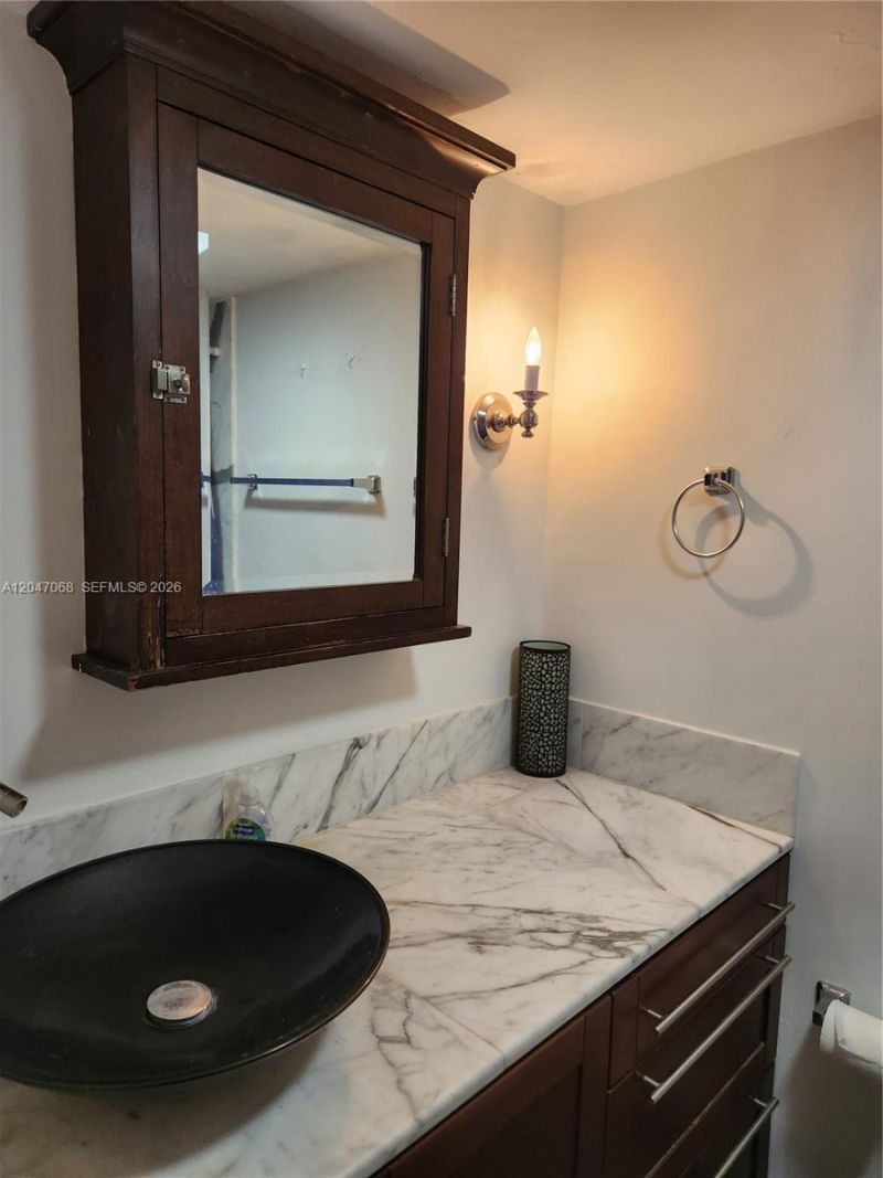 5401 Collins Ave, Unit 1110, Miami Beach, FL 33140 Photo