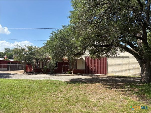 706 E Santa Rosa Street , Victoria, TX 77901