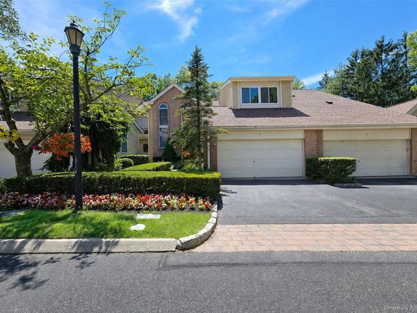 61 Willow Ridge Drive , Smithtown, NY 11787