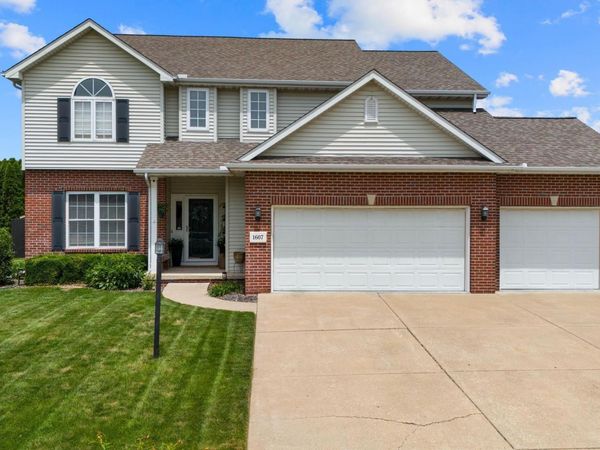 1607 W GREYSTONE Court, Chillicothe, IL 61523