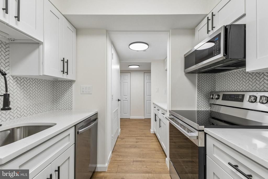 1808 Old Meadow Road, Unit 418, McLean, VA 22102 Main Photo