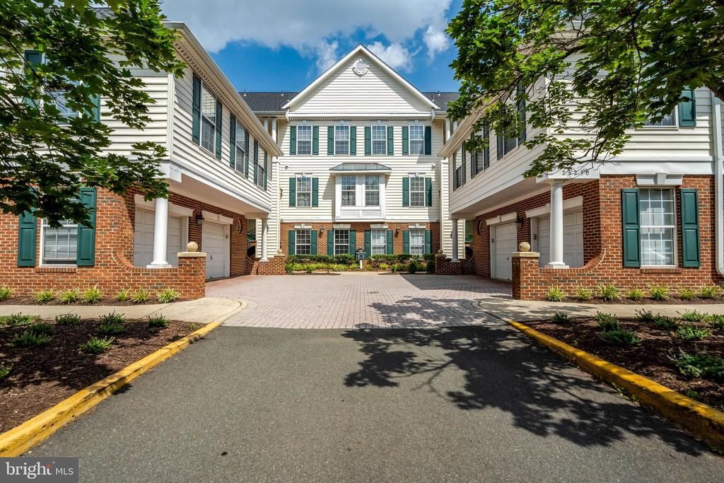 25230 Pond View Square, Unit 102, Chantilly, VA 20152 Main Photo