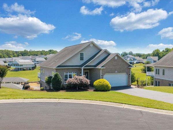 25 Lands End CIR, Union Hall, VA 24176