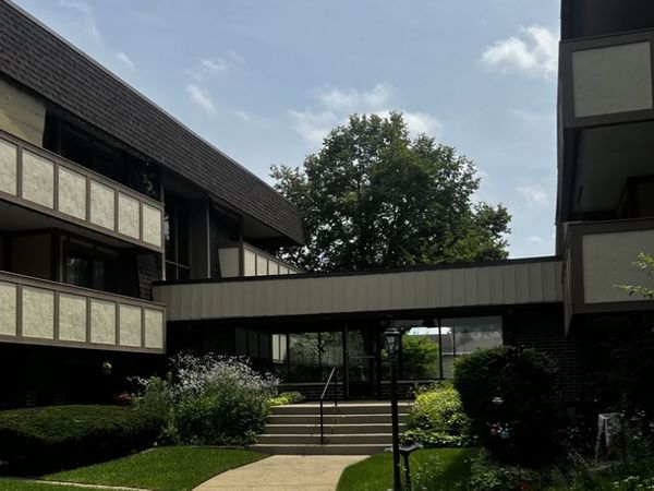 437 Cavalier Court , Unit 111, West Dundee, IL 60118
