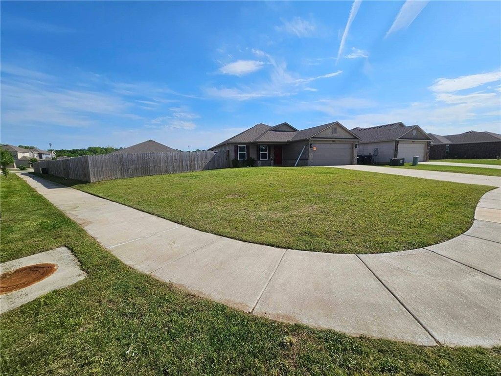 1061 E Bunting, Fayetteville, AR 72701 Main Photo