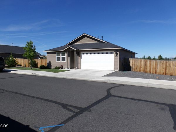 898 SE Strawberry Lane, Madras, OR 97741