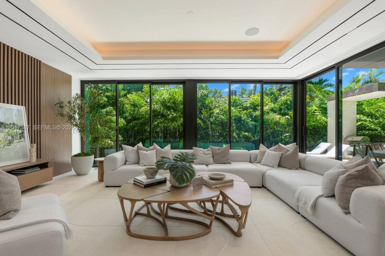 3045 N Bay Rd , Miami Beach, FL 33140 Photo
