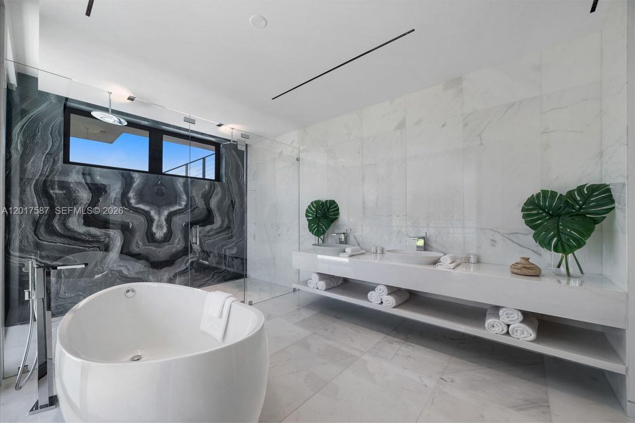 3045 N Bay Rd , Miami Beach, FL 33140 Photo