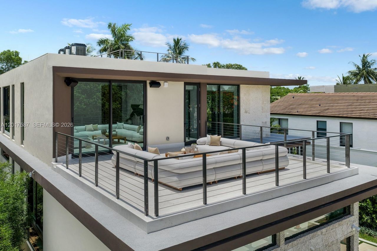 3045 N Bay Rd , Miami Beach, FL 33140 Photo