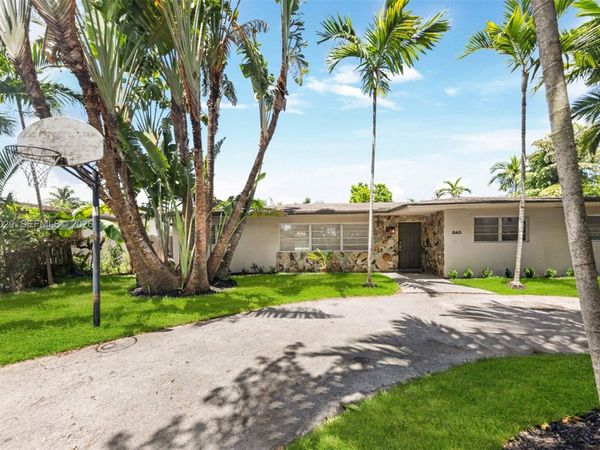 945 NE 176th St , Miami, FL 33162