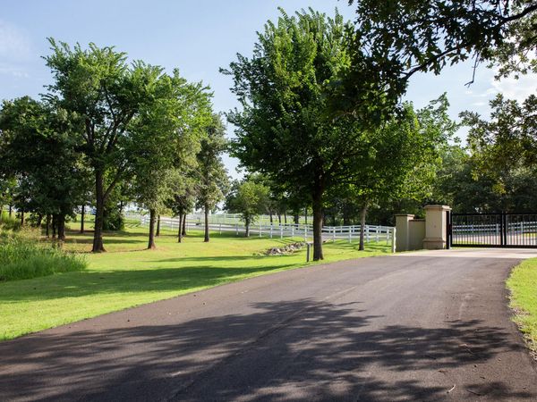 9588 Creek View Road, Guthrie, OK 73044