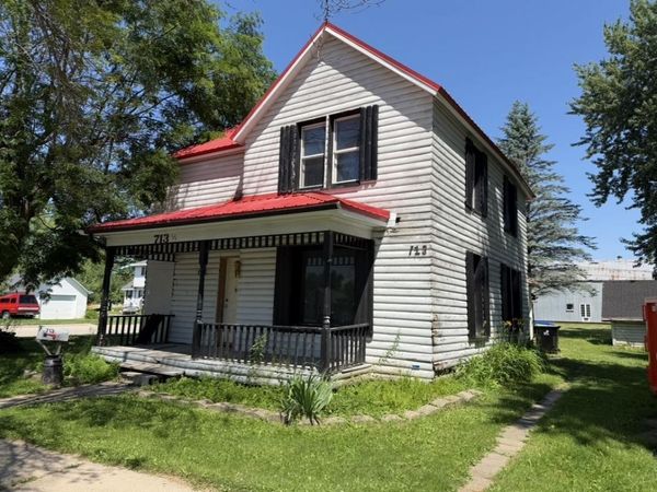 713 W WAUPACA STREET, New London, WI 54961