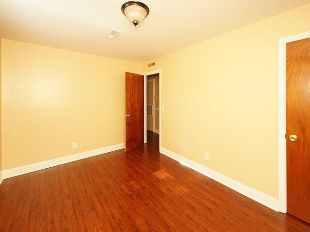 995 King Street Photo 11