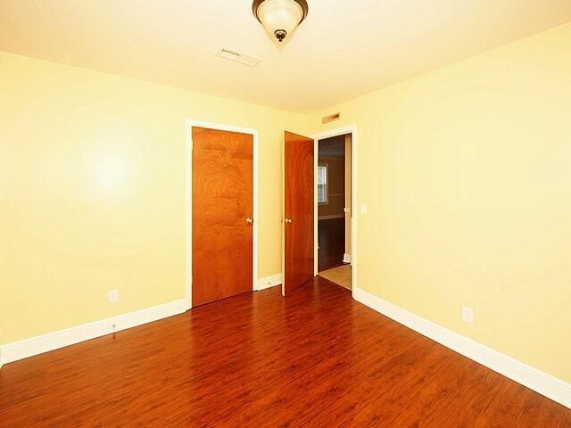 995 King Street Photo 13