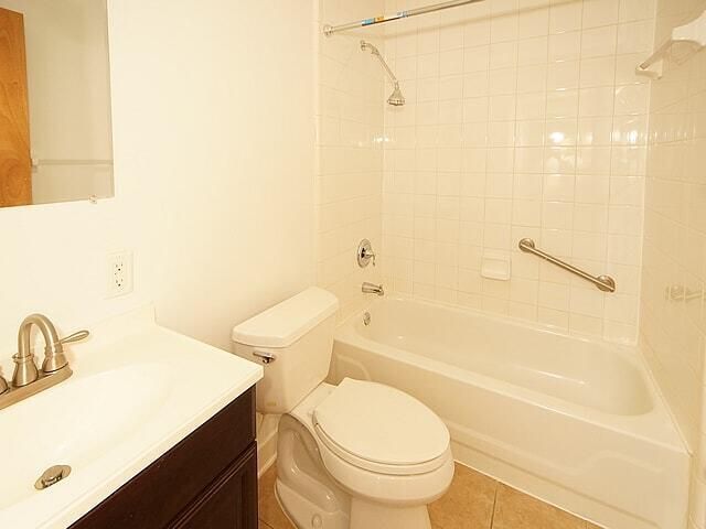 995 King Street Photo 15