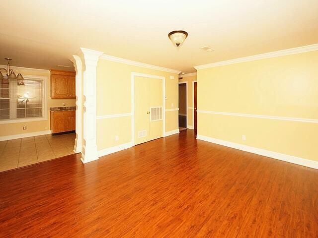 995 King Street Photo 5