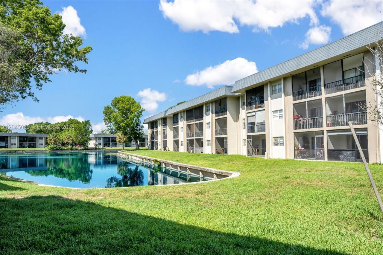 8020 N Colony Circle N., Unit 304, Tamarac, FL 33321 Photo