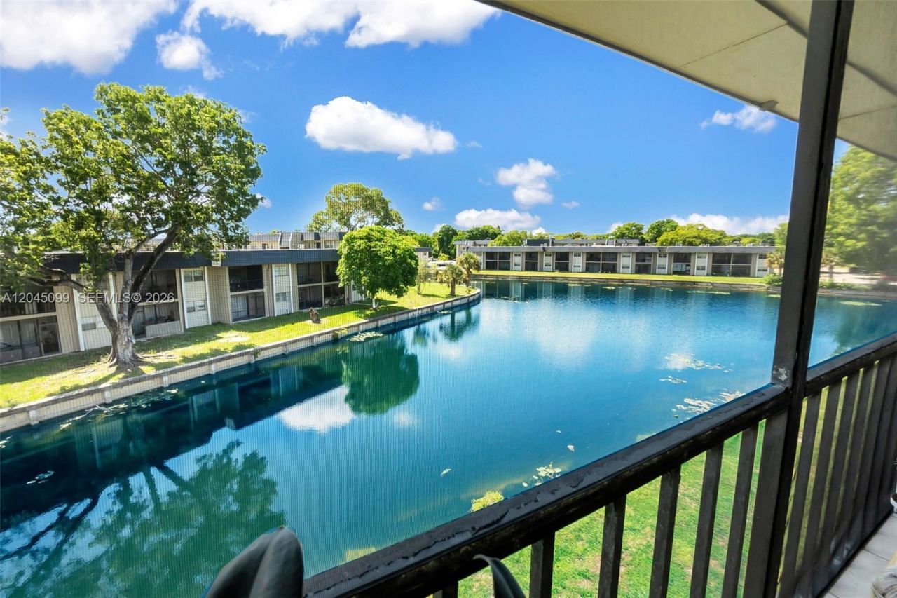 8020 N Colony Circle N., Unit 304, Tamarac, FL 33321 Photo