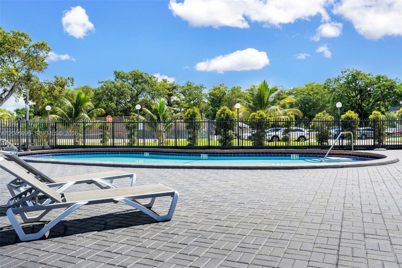 8020 N Colony Circle N., Unit 304, Tamarac, FL 33321 Photo