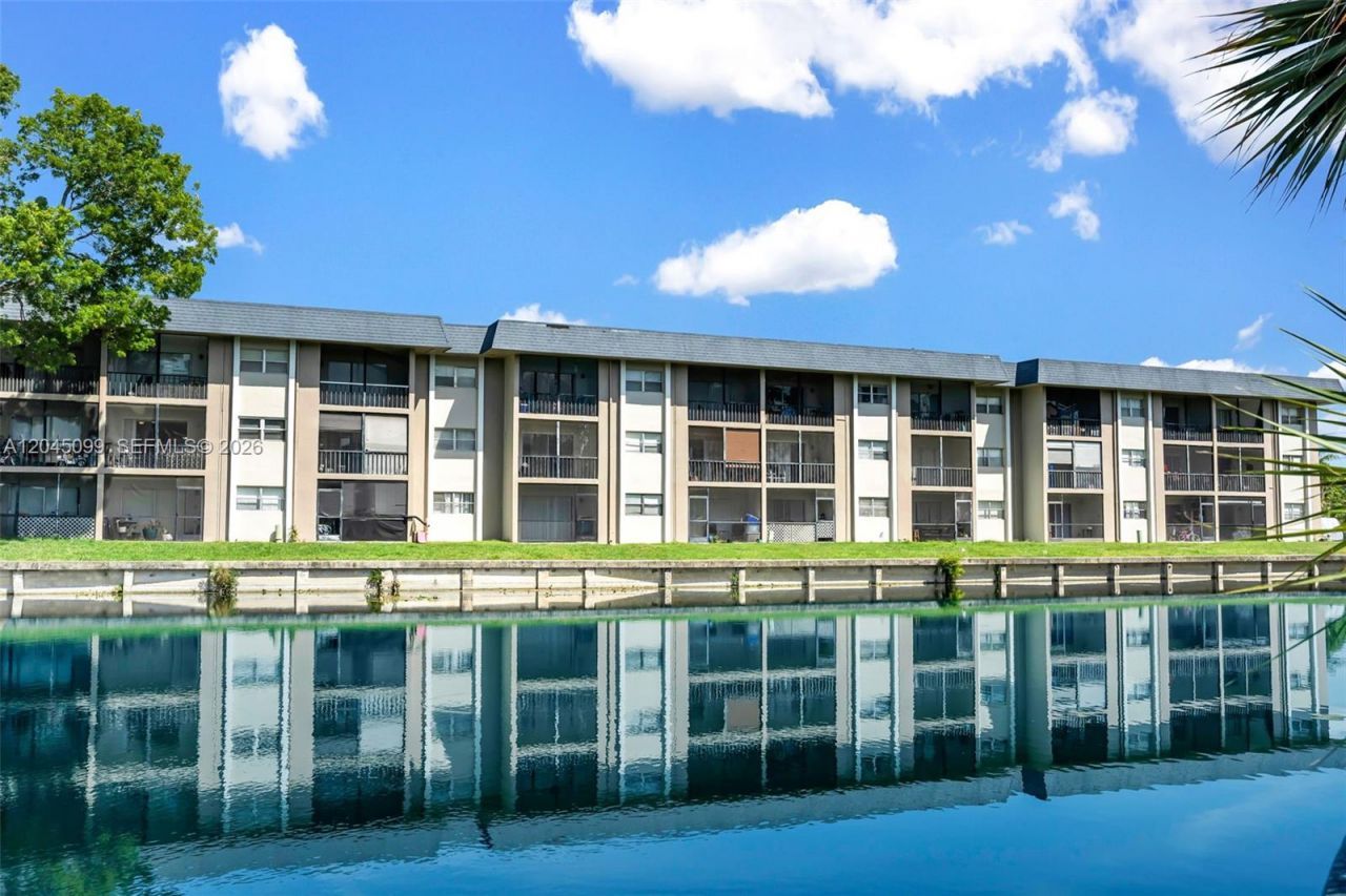 8020 N Colony Circle N., Unit 304, Tamarac, FL 33321 Photo