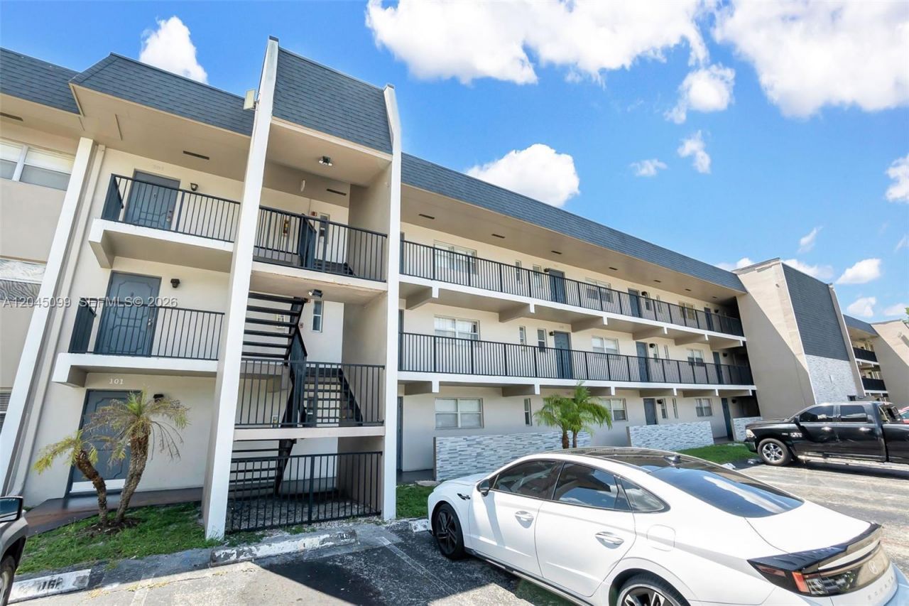 8020 N Colony Circle N., Unit 304, Tamarac, FL 33321 Photo